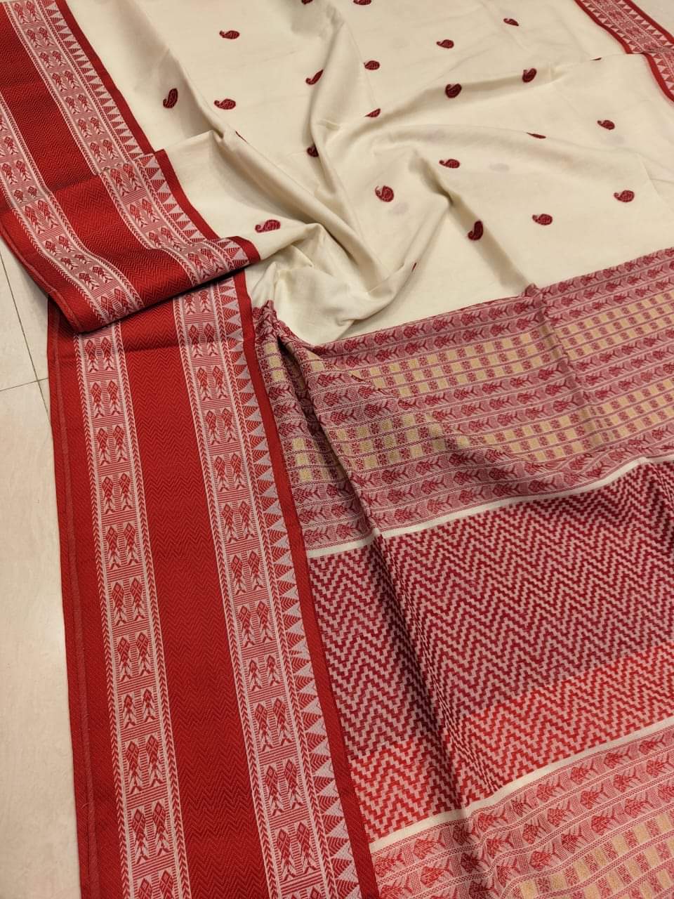 Off White Red traditional Soft Handloom Cotton Sarees